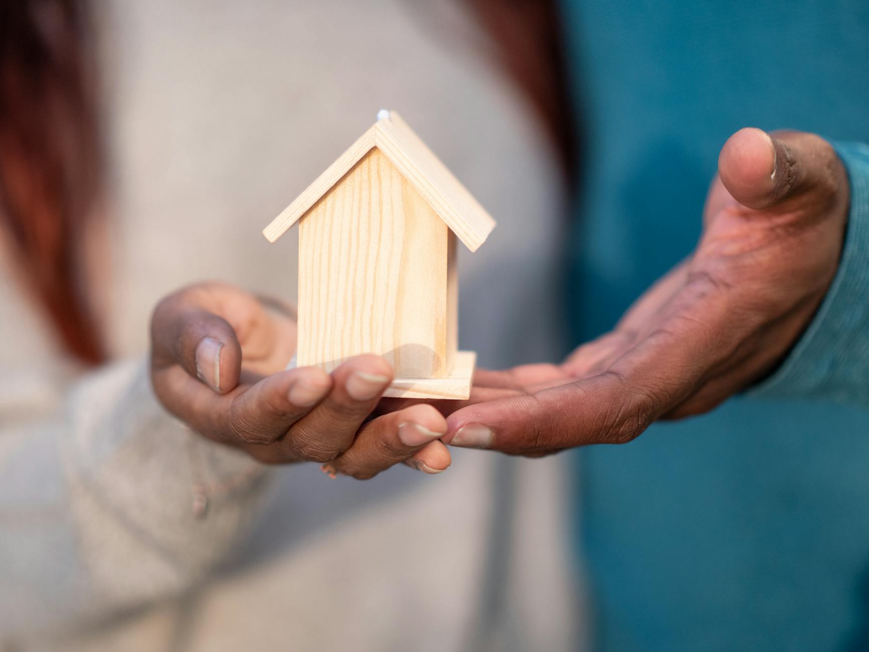 Mistakes to Avoid When Investing for the First Time - Featured image