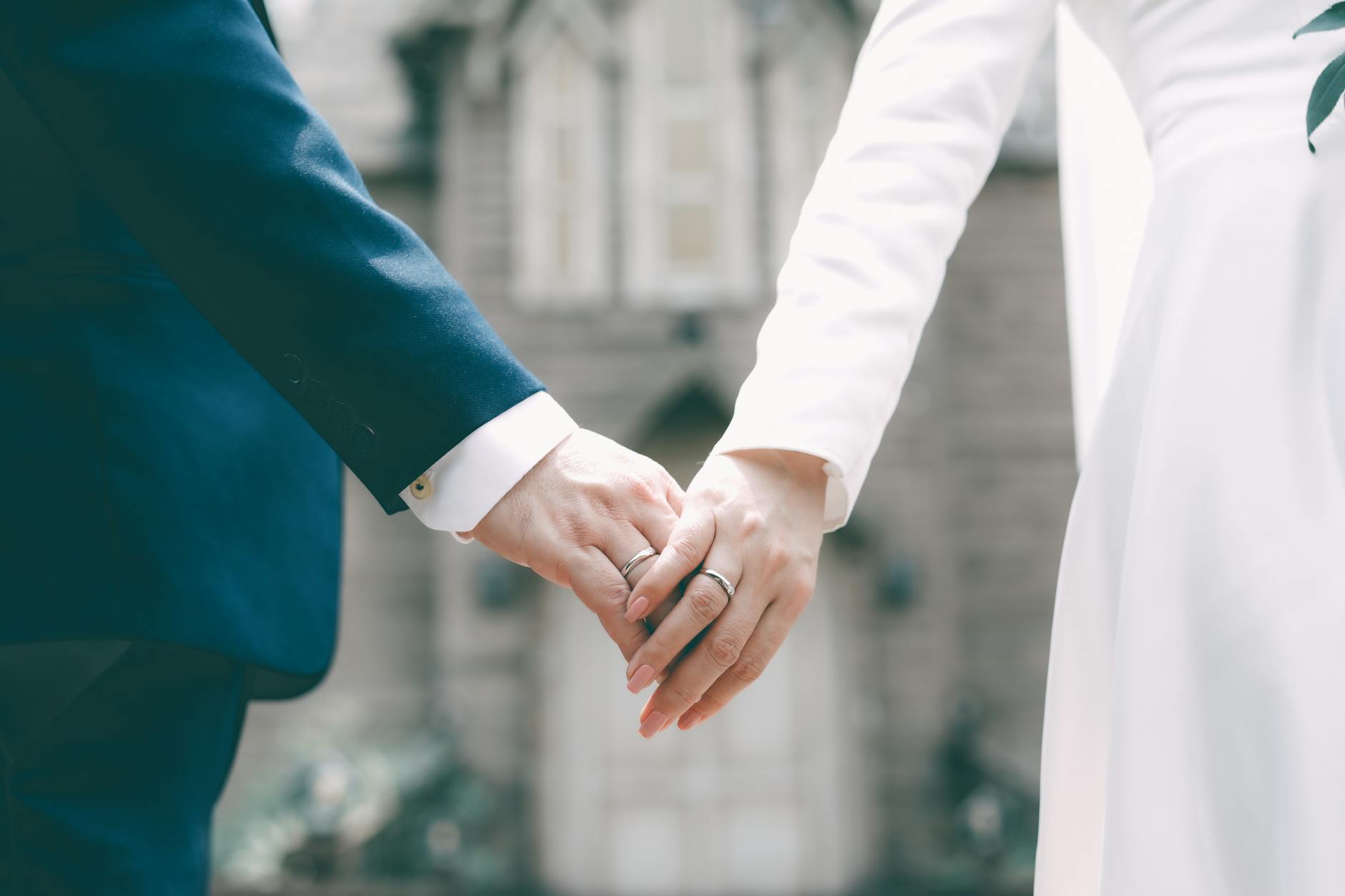 The Role of Gender and Marital Status in Longevity Underestimation