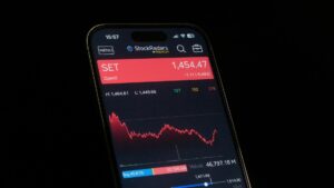 What Happens If You Stay in the Stock Market After Retirement - Featured image