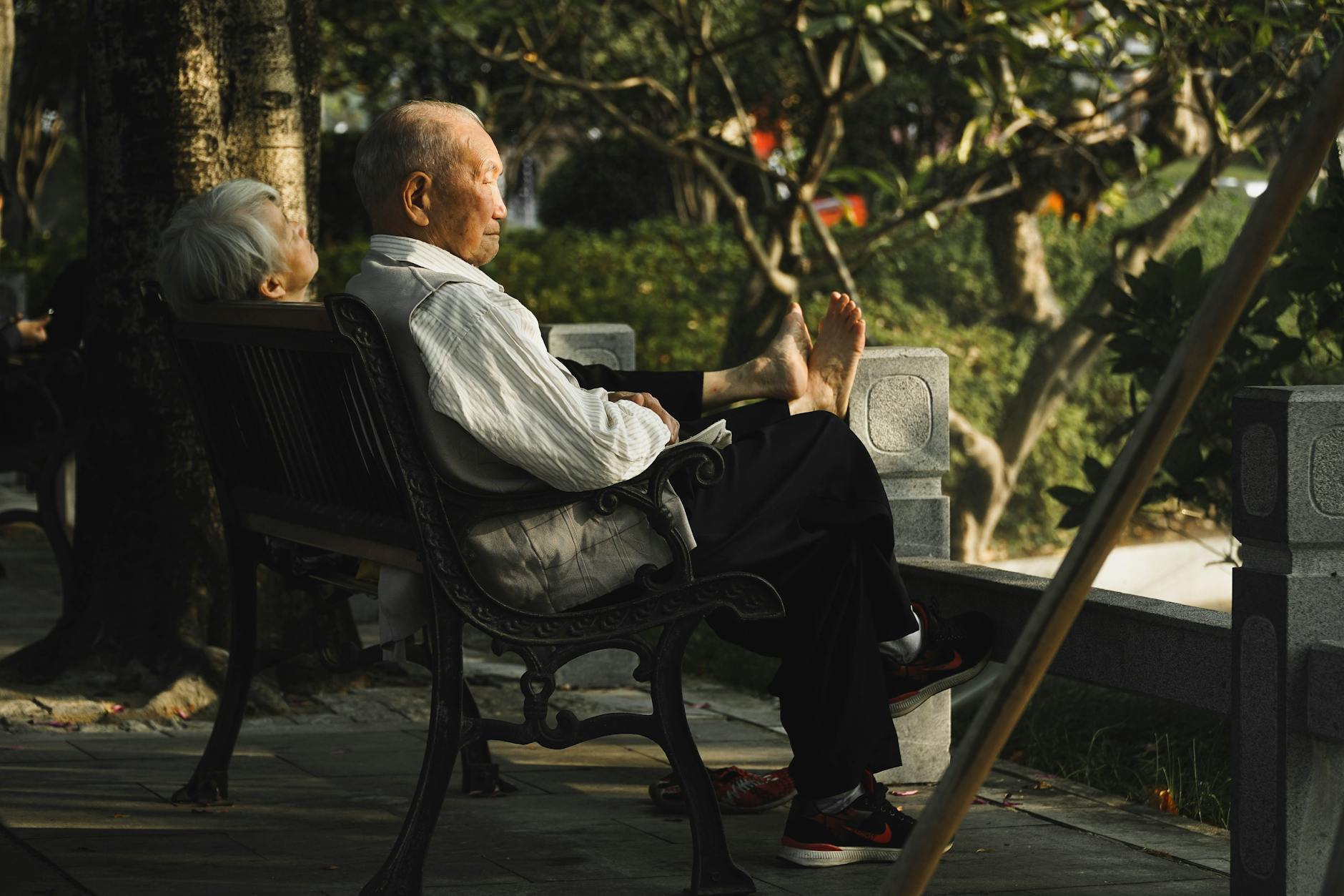 Why Some Retirees Continue Investing and Others Don't - Featured image