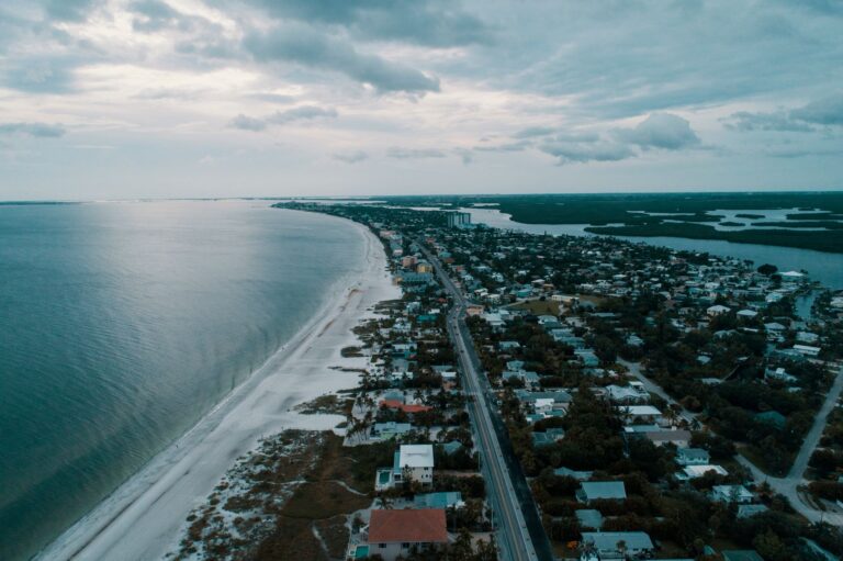Best Places to Retire in Florida - Featured image