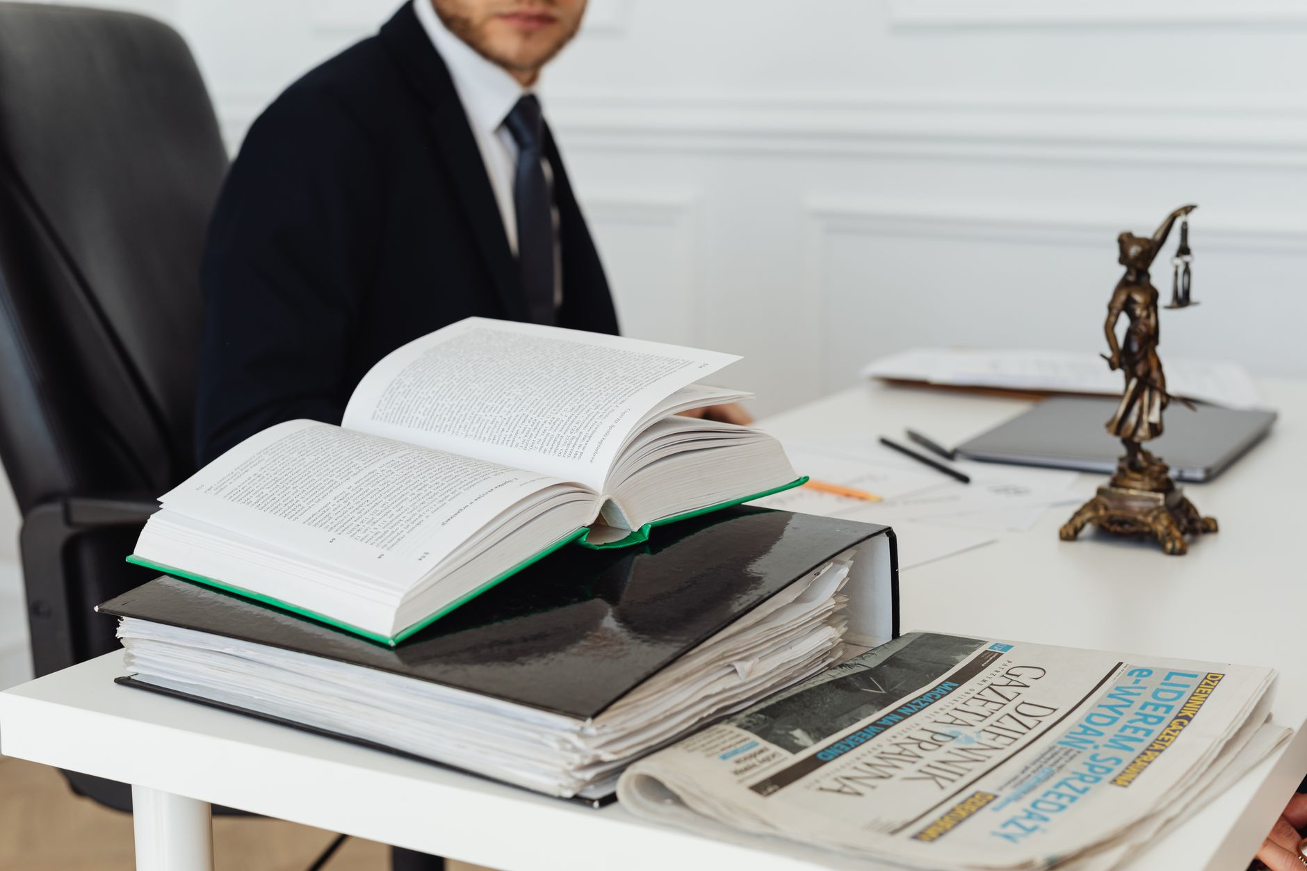 Elder Law Attorney vs Financial Advisor - Featured image
