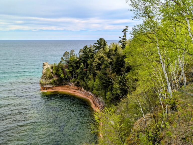 Retirement in Michigan Pros and Cons - Featured image