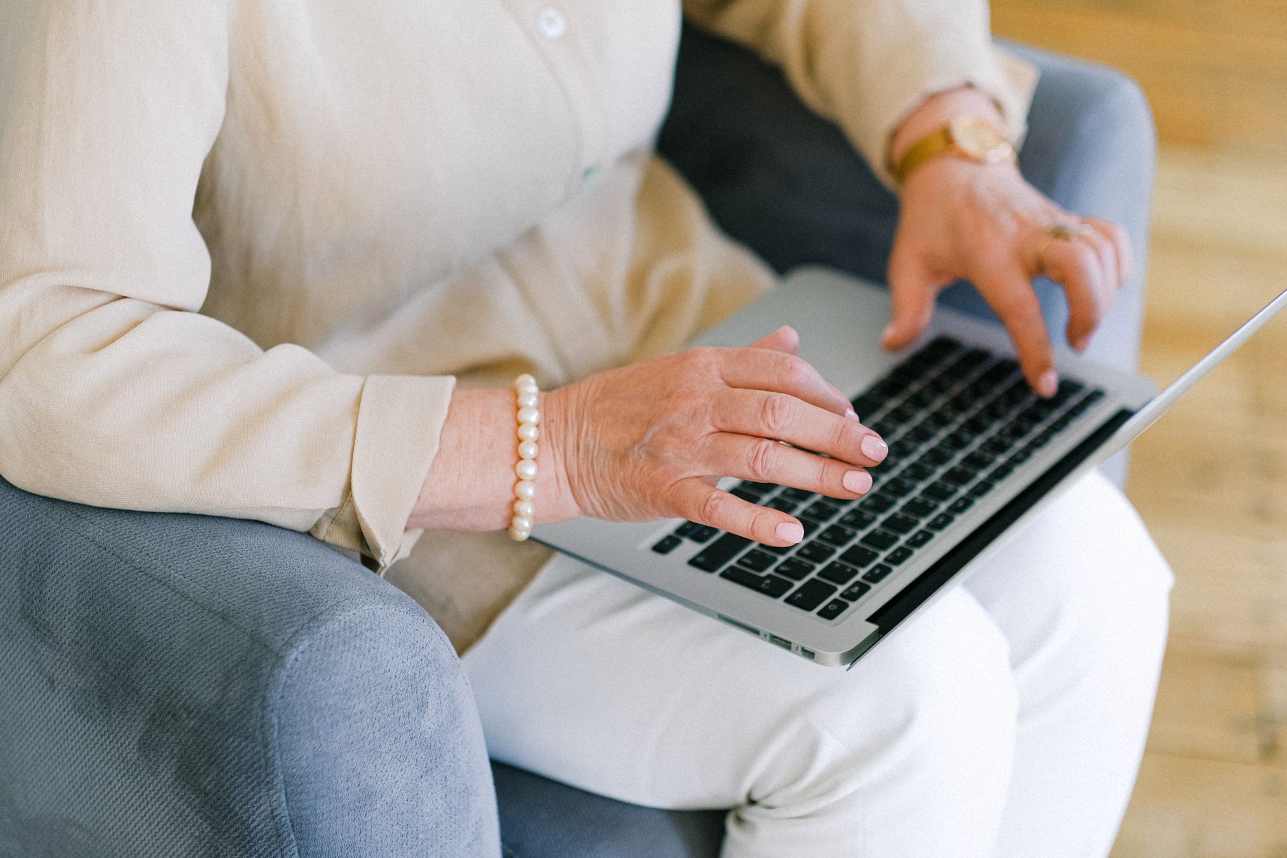 When and Why Do Retirees Transfer Their Houses?